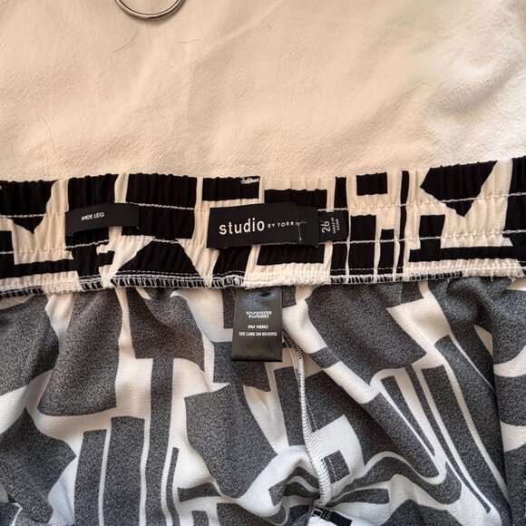 Geometric Print Wide Leg Studio Pant - Picture 3 of 4